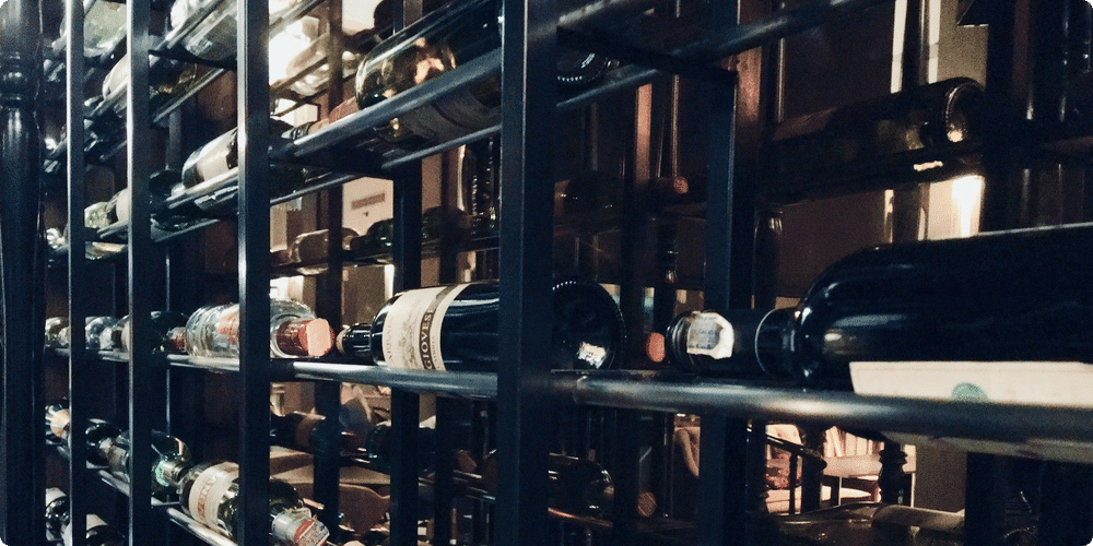 Quels matériaux pour une armoire à vin : notre guide essentiel